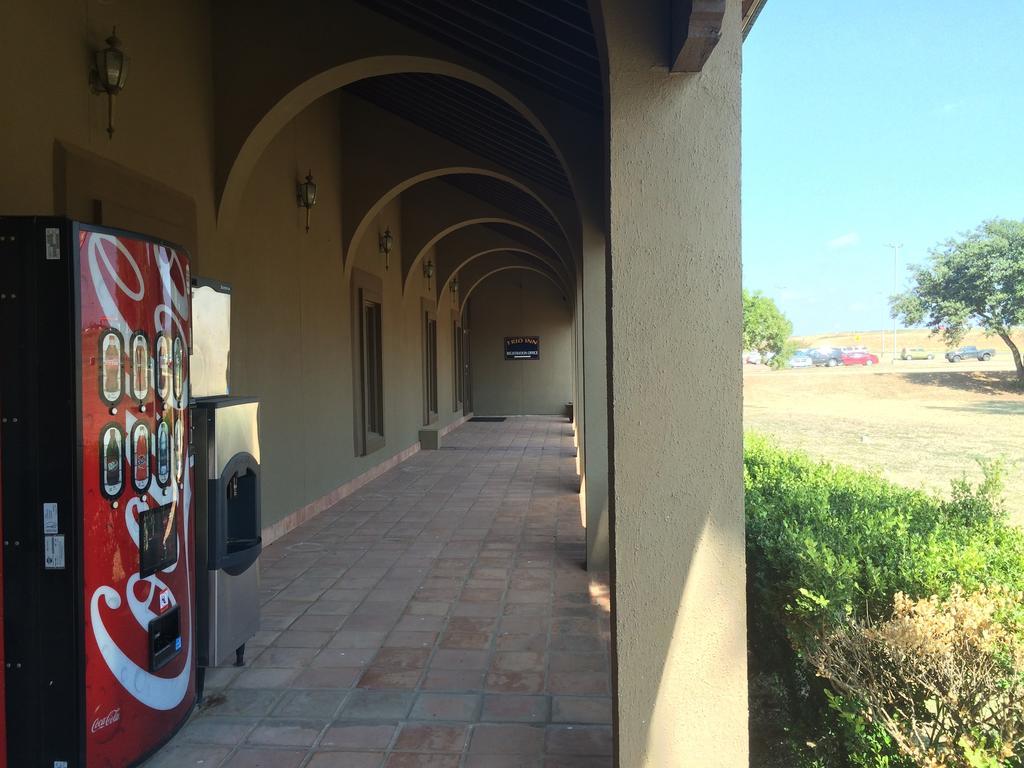 Frio Inn Pearsall Exterior photo
